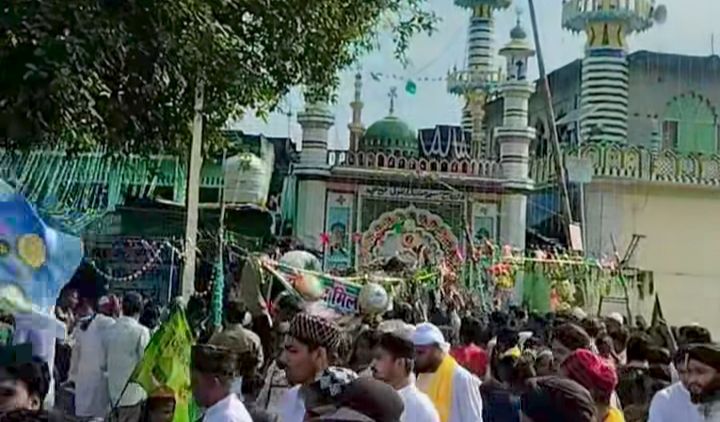 सबादा से लखनऊ तक निकला जुलूस-ए-मोहम्मदी 2025, जिसमें हजारों लोग अमन, भाईचारे और पॉजिटिविटी का संदेश लेकर शामिल हुए।