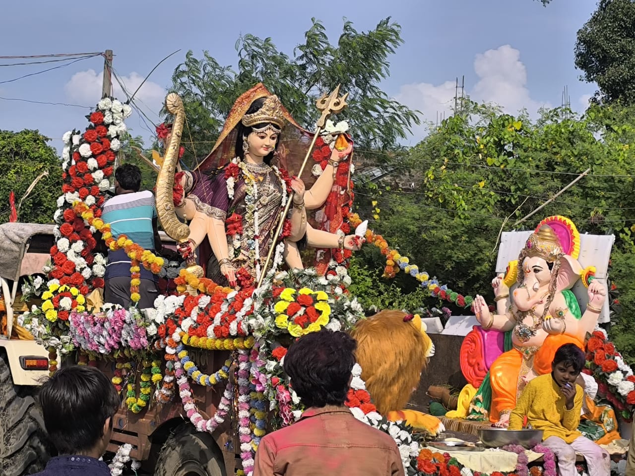 सबादा से लखनऊ तक दुर्गा विसर्जन 2025 का शांतिपूर्ण आयोजन, ग्रामवासियों की श्रद्धा और उत्साह के साथ।