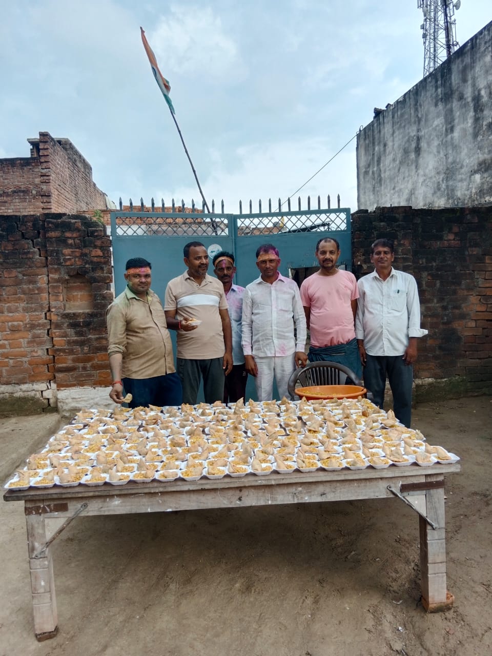 सबादा से लखनऊ तक दुर्गा विसर्जन यात्रा में माँ दुर्गा की प्रतिमाओं का पारंपरिक तरीके से विसर्जन और जयकारों से गूंजता वातावरण।