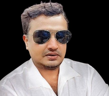 ग्राम सबादा में ग्राम पंचायत घोटाला उजागर मामले पर रिपोर्टिंग करते हुए प्रमुख पत्रकार रियाजुद्दीन जहीर खान की तस्वीर